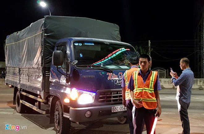 Nu tai xe phan doi tram T2 o Can Tho luc nua dem hinh anh 2