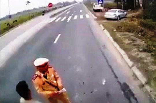 Giám đốc Công an lên tiếng việc người mặc sắc phục CSGT dẫm lên vật giống tiền - Ảnh 1.