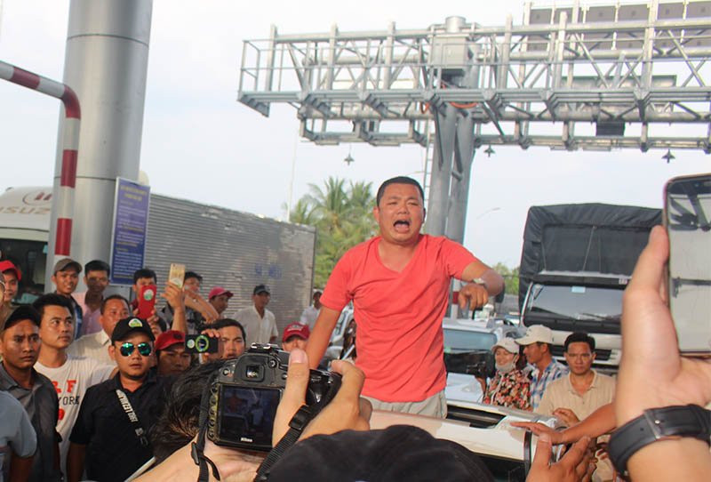 cong-an-noi-gi-ve-viec-tran-ap-hai-nguoi-tu-bot-cai-lay-ve-tru-so-4