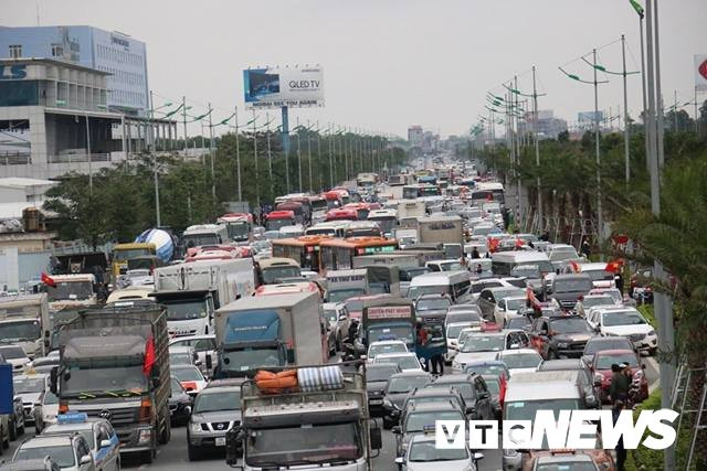 Cau thu U23 Viet Nam dung tren xe buyt mui tran vay tay chao nguoi ham mo Thu do hinh anh 5