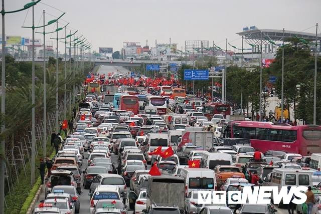 Cau thu U23 Viet Nam dung tren xe buyt mui tran vay tay chao nguoi ham mo Thu do hinh anh 6