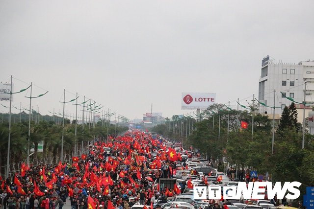 Cau thu U23 Viet Nam dung tren xe buyt mui tran vay tay chao nguoi ham mo Thu do hinh anh 4