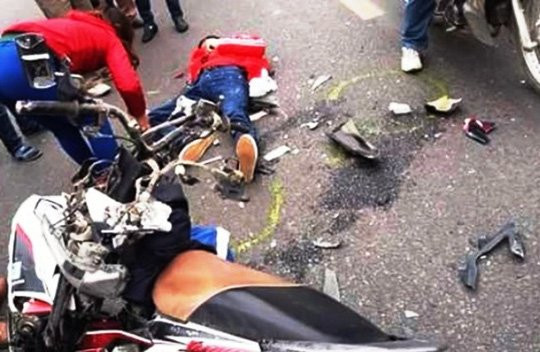 Va chạm với xe khách, 2 người Trung Quốc đi xe máy tử vong - Ảnh 1.