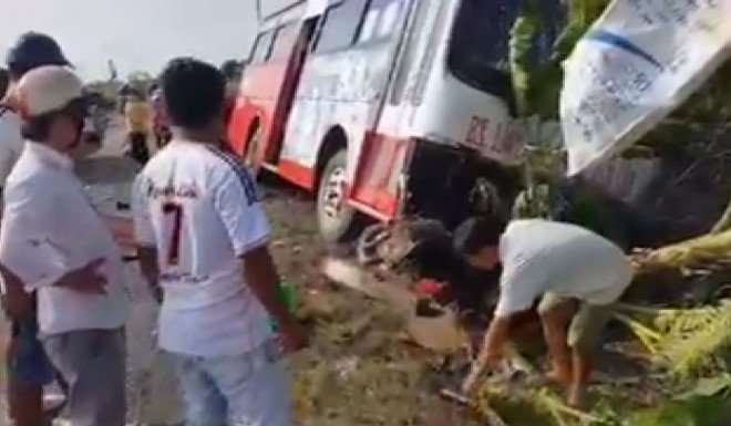 Ba nguoi di xe may bi cuon vao gam oto buyt hinh anh 1