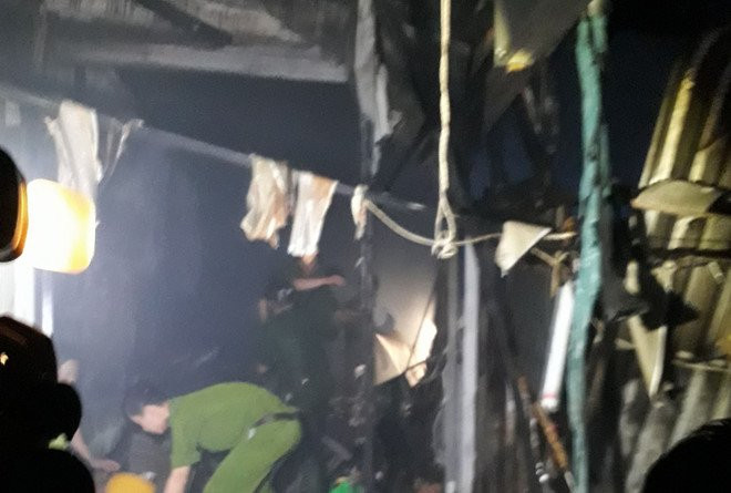 Hai vo chong chet chay khi ngu trong kiot ban hang ban Tet hinh anh 1