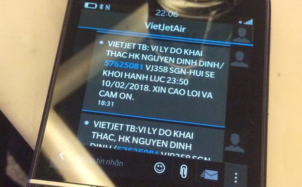 Hang bay lien tuc lui gio, hanh khach vat vo o Tan Son Nhat hinh anh 1