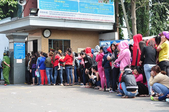 Cong nhan bi no luong dung kin cong cong ty cho nhan tien ho tro Tet hinh anh 1