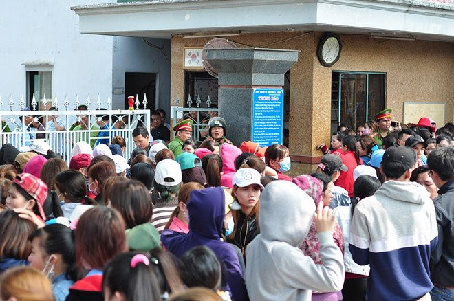 Cong nhan bi no luong dung kin cong cong ty cho nhan tien ho tro Tet hinh anh 2