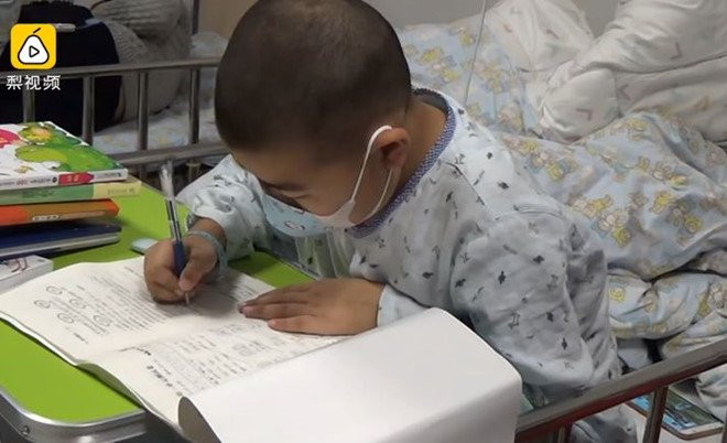 Nam sinh mac ung thu lam bai thi tren giuong benh hinh anh 2