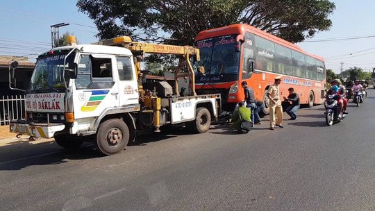 20180214-xe-khach-tong-xe-may-2-cha-con-tu-nan-ngay-cuoi-nam-1