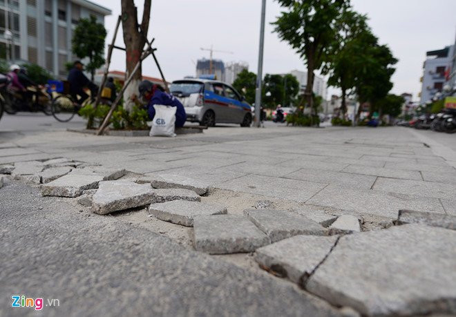 Thanh tra chi hang loat sai pham trong viec lat da via he Ha Noi hinh anh 2