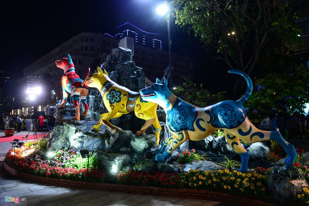 Hang nghin nguoi do ve duong hoa Nguyen Hue trong dem khai mac hinh anh 8