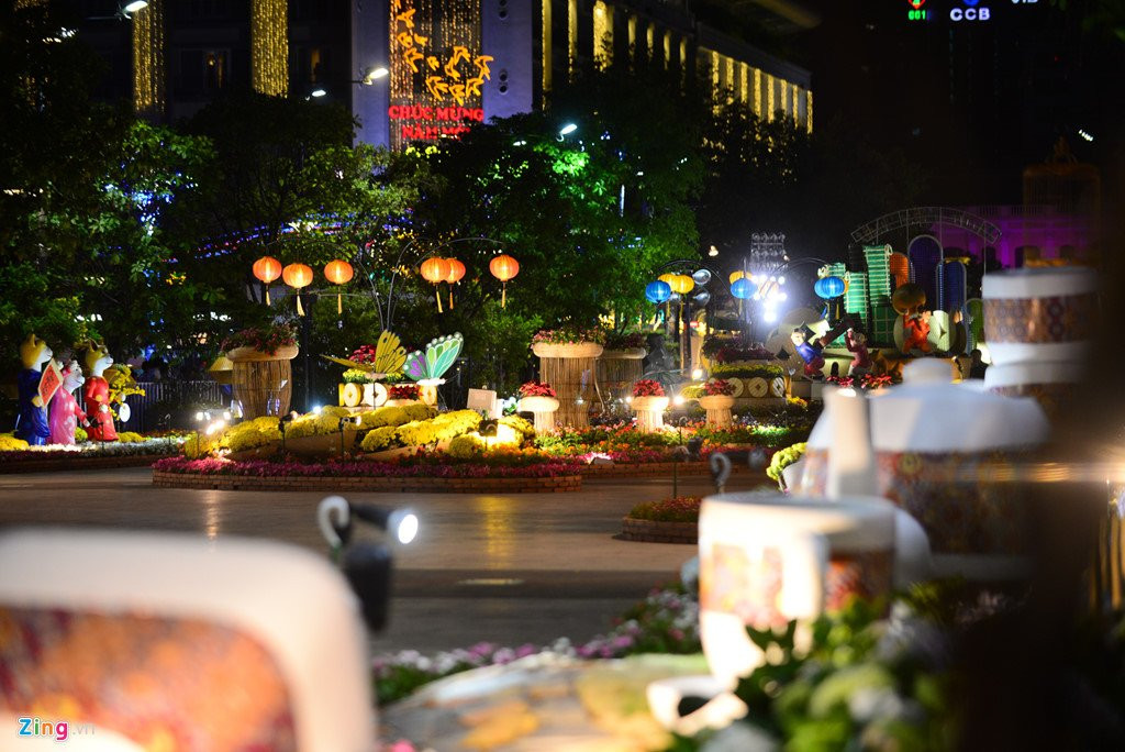 Hang nghin nguoi do ve duong hoa Nguyen Hue trong dem khai mac hinh anh 9