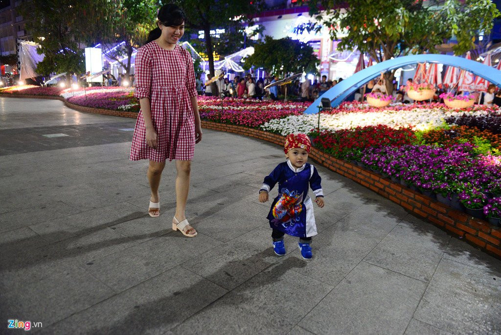 Hang nghin nguoi do ve duong hoa Nguyen Hue trong dem khai mac hinh anh 10