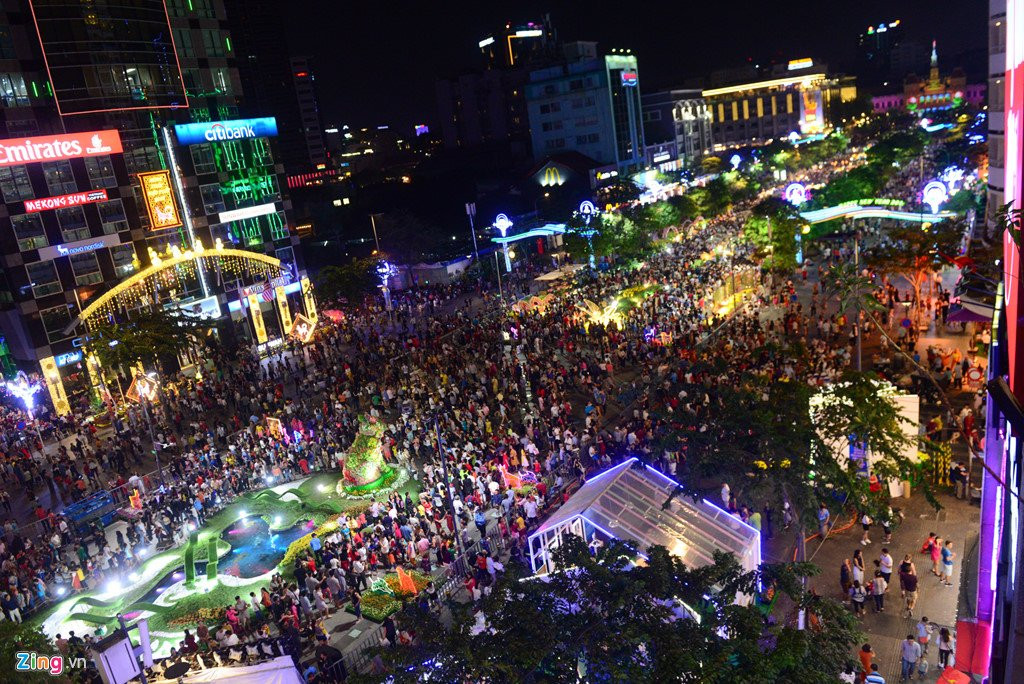 Hang nghin nguoi do ve duong hoa Nguyen Hue trong dem khai mac hinh anh 11