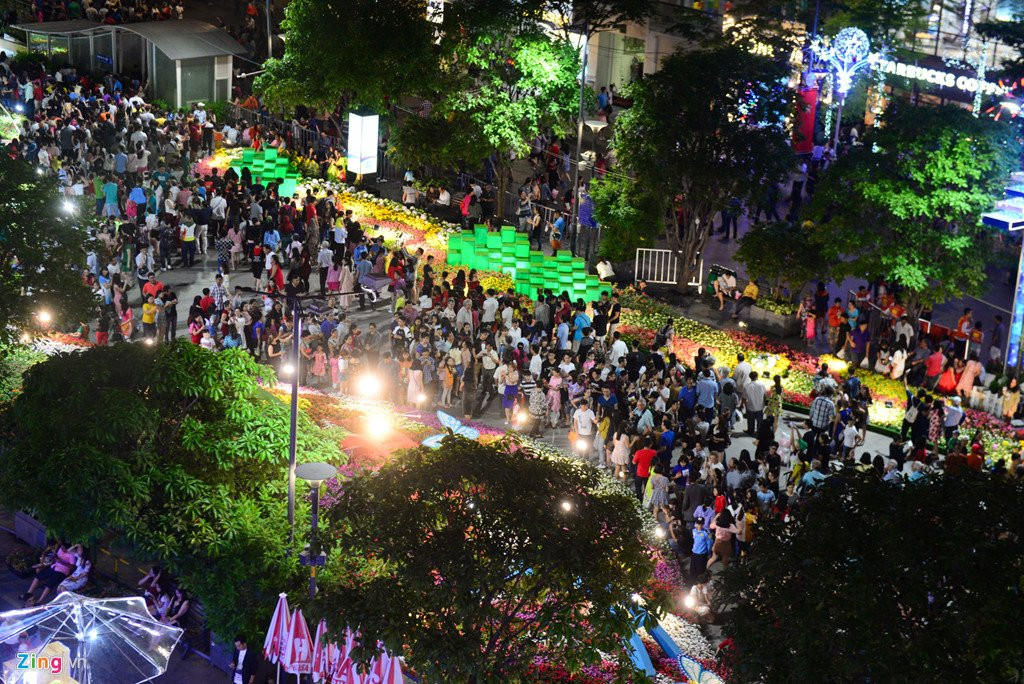 Hang nghin nguoi do ve duong hoa Nguyen Hue trong dem khai mac hinh anh 4