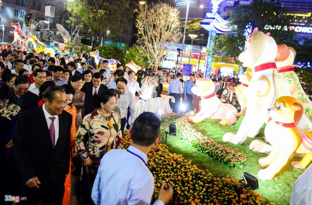 Hang nghin nguoi do ve duong hoa Nguyen Hue trong dem khai mac hinh anh 2