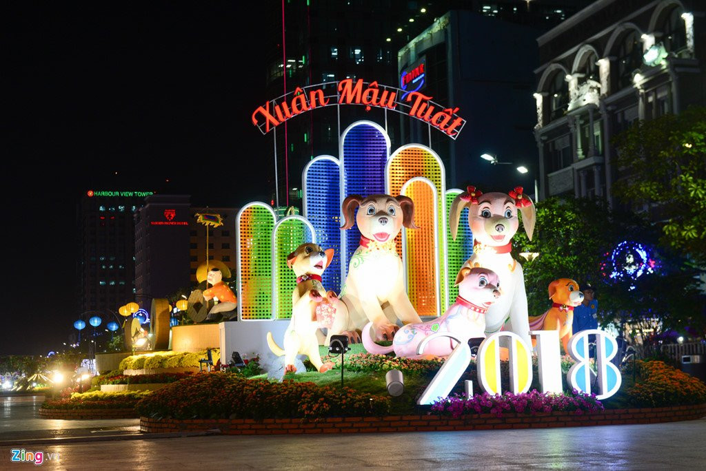 Hang nghin nguoi do ve duong hoa Nguyen Hue trong dem khai mac hinh anh 1