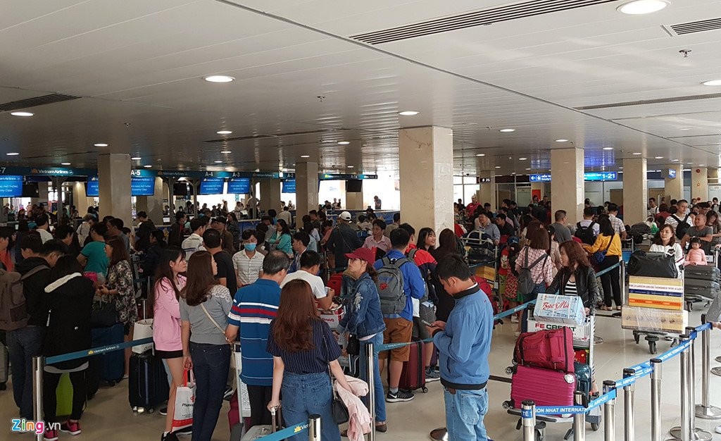 Canh dong duc o san bay Tan Son Nhat ngay cuoi nam hinh anh 1