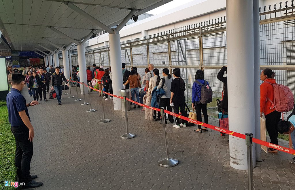 Canh dong duc o san bay Tan Son Nhat ngay cuoi nam hinh anh 3