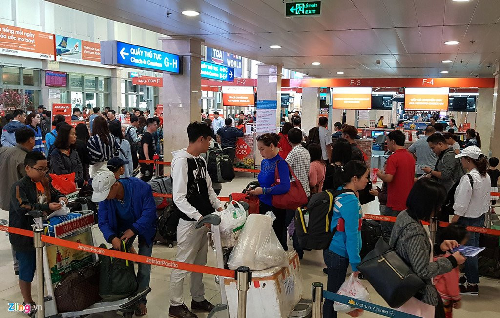 Canh dong duc o san bay Tan Son Nhat ngay cuoi nam hinh anh 2