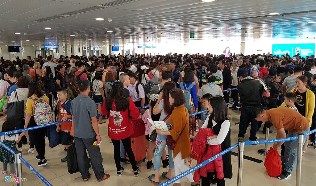 Canh dong duc o san bay Tan Son Nhat ngay cuoi nam hinh anh 4