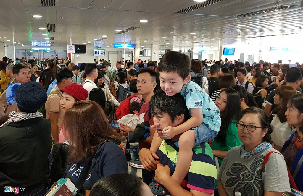 Canh dong duc o san bay Tan Son Nhat ngay cuoi nam hinh anh 6