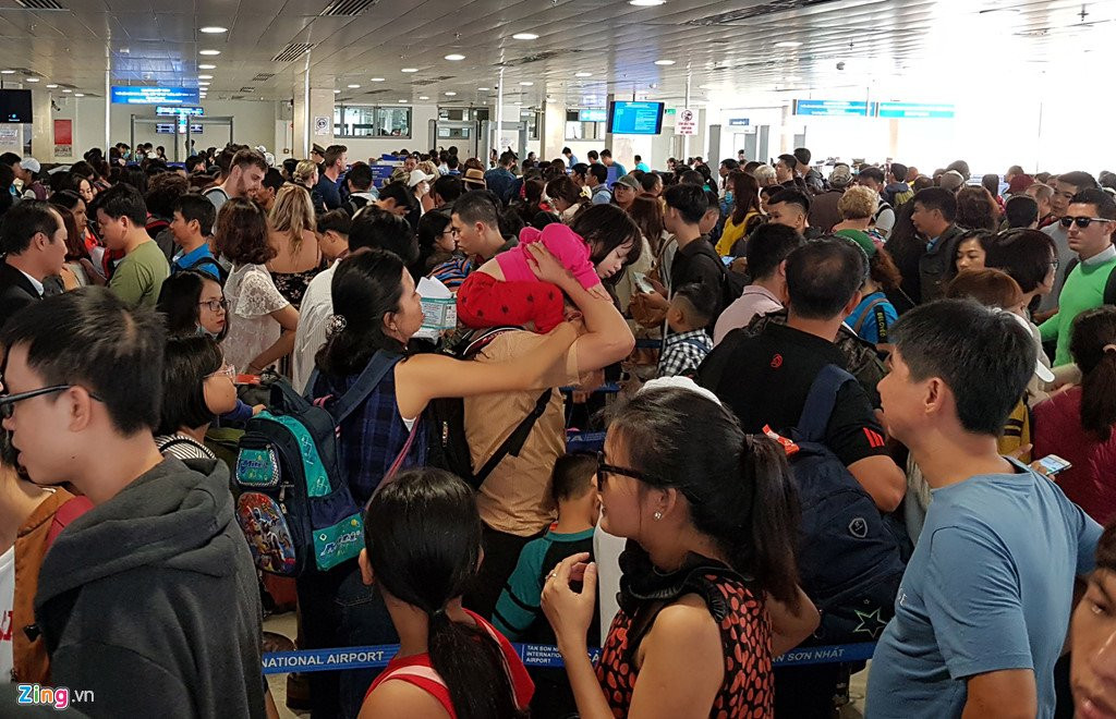 Canh dong duc o san bay Tan Son Nhat ngay cuoi nam hinh anh 7