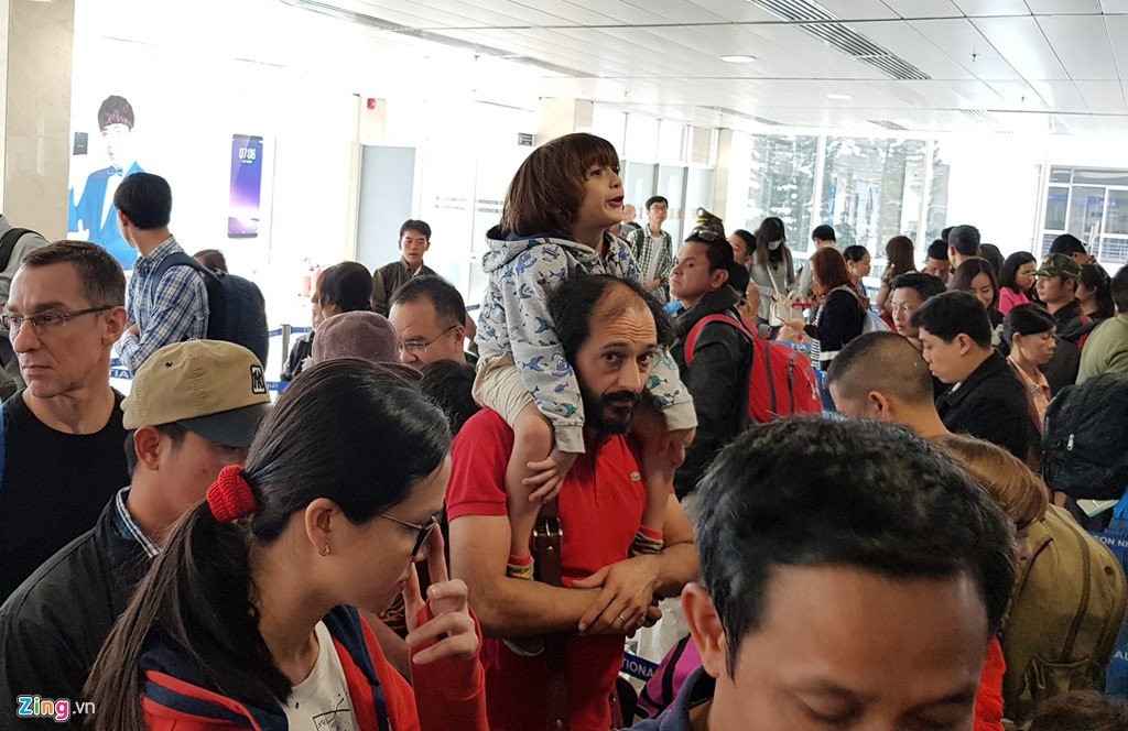 Canh dong duc o san bay Tan Son Nhat ngay cuoi nam hinh anh 8