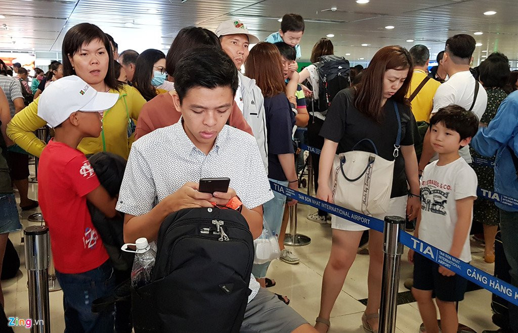 Canh dong duc o san bay Tan Son Nhat ngay cuoi nam hinh anh 10