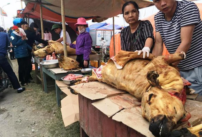 Biển người đang ùn ùn đổ về phiên chợ “mua may bán rủi” - Ảnh 6.