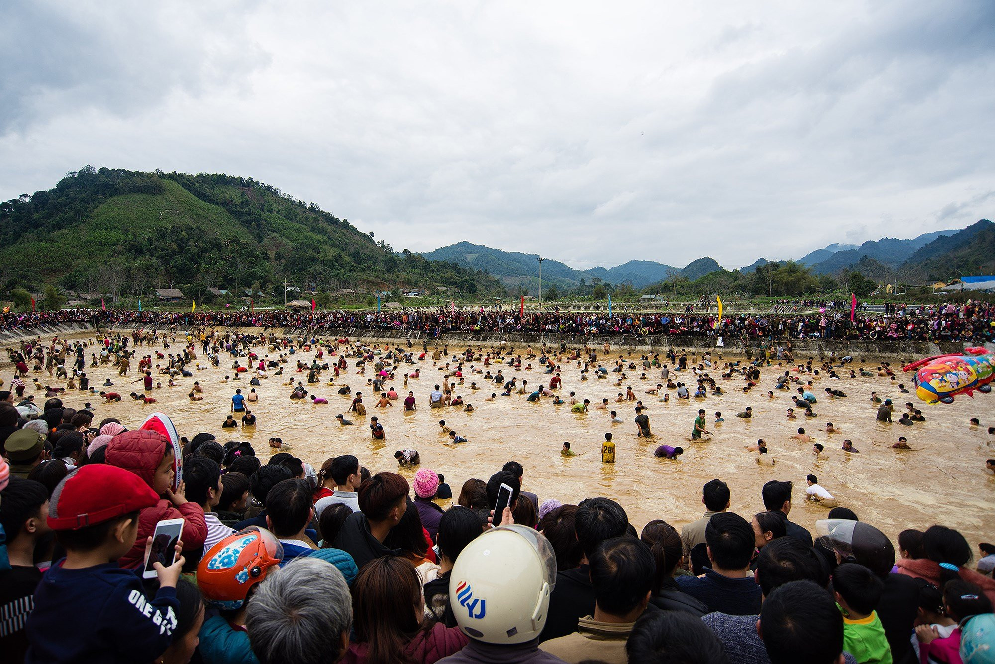 Hang tram nguoi xuong ao dam bun, chiu ret bat ca lay may