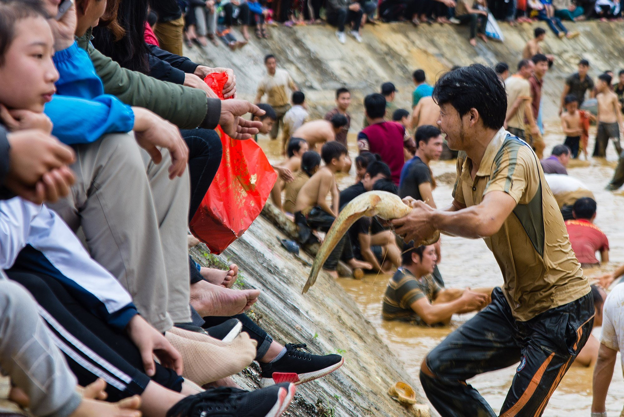 Hang tram nguoi xuong ao dam bun, chiu ret bat ca lay may