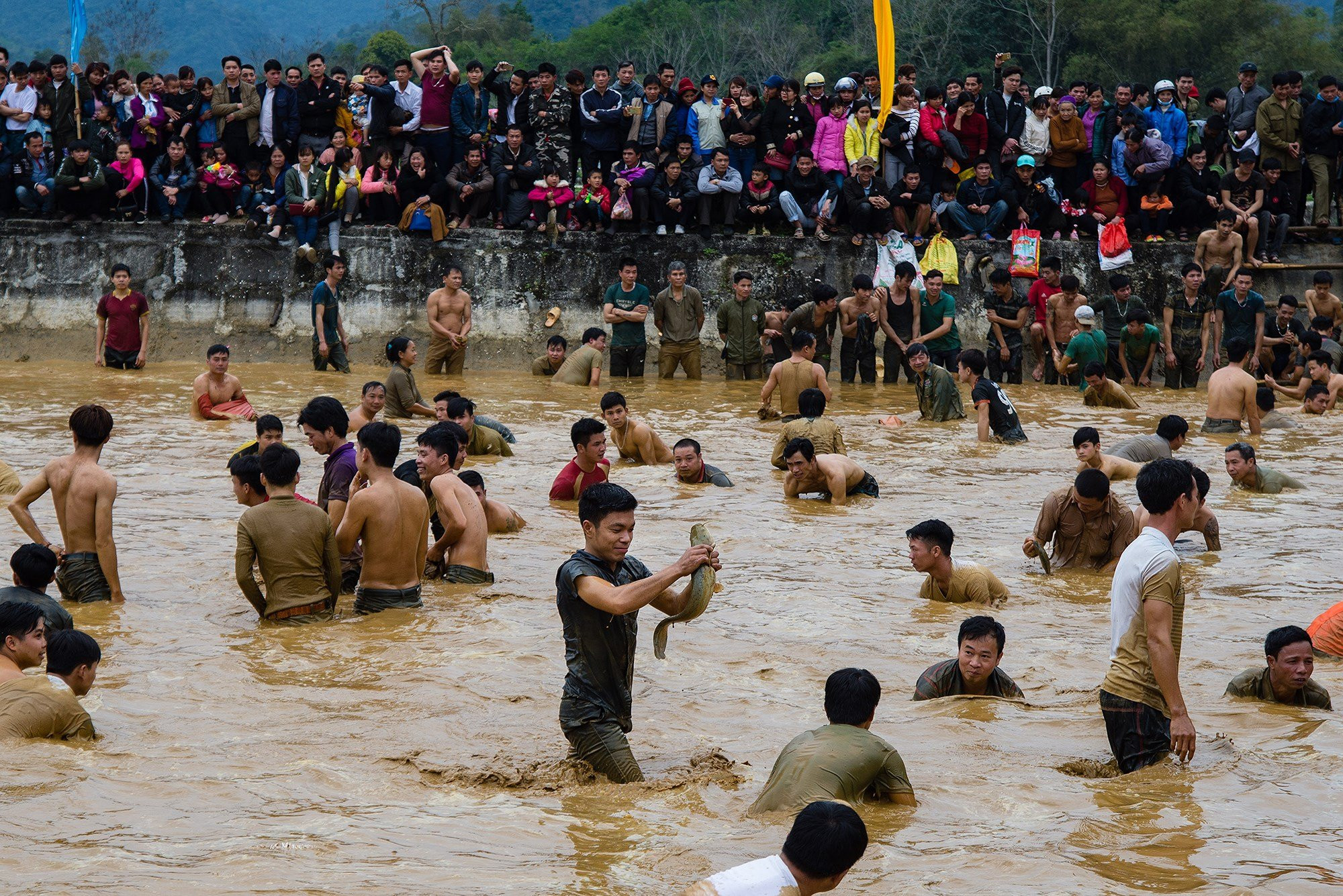 Hang tram nguoi xuong ao dam bun, chiu ret bat ca lay may