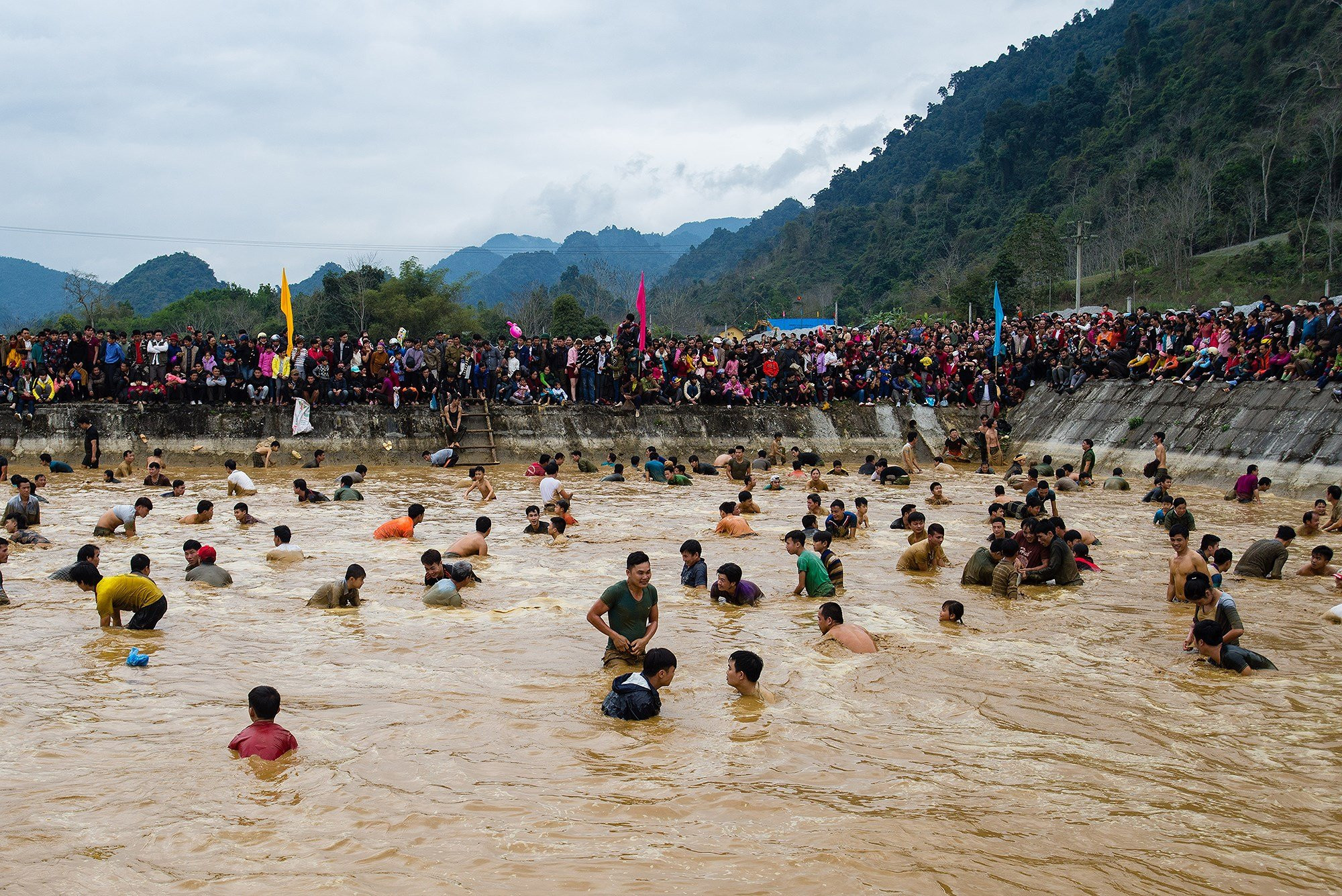 Hang tram nguoi xuong ao dam bun, chiu ret bat ca lay may