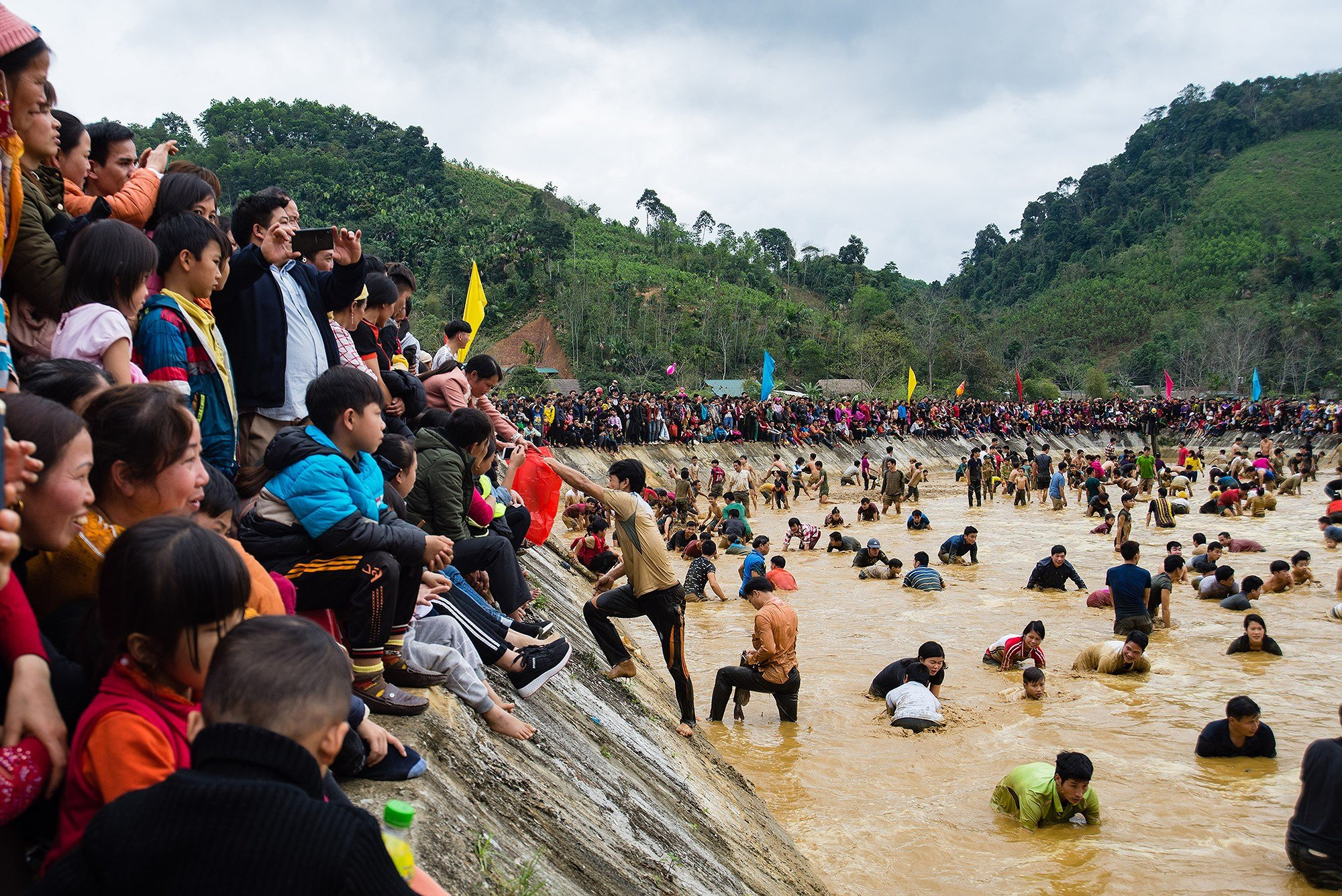 Hang tram nguoi xuong ao dam bun, chiu ret bat ca lay may