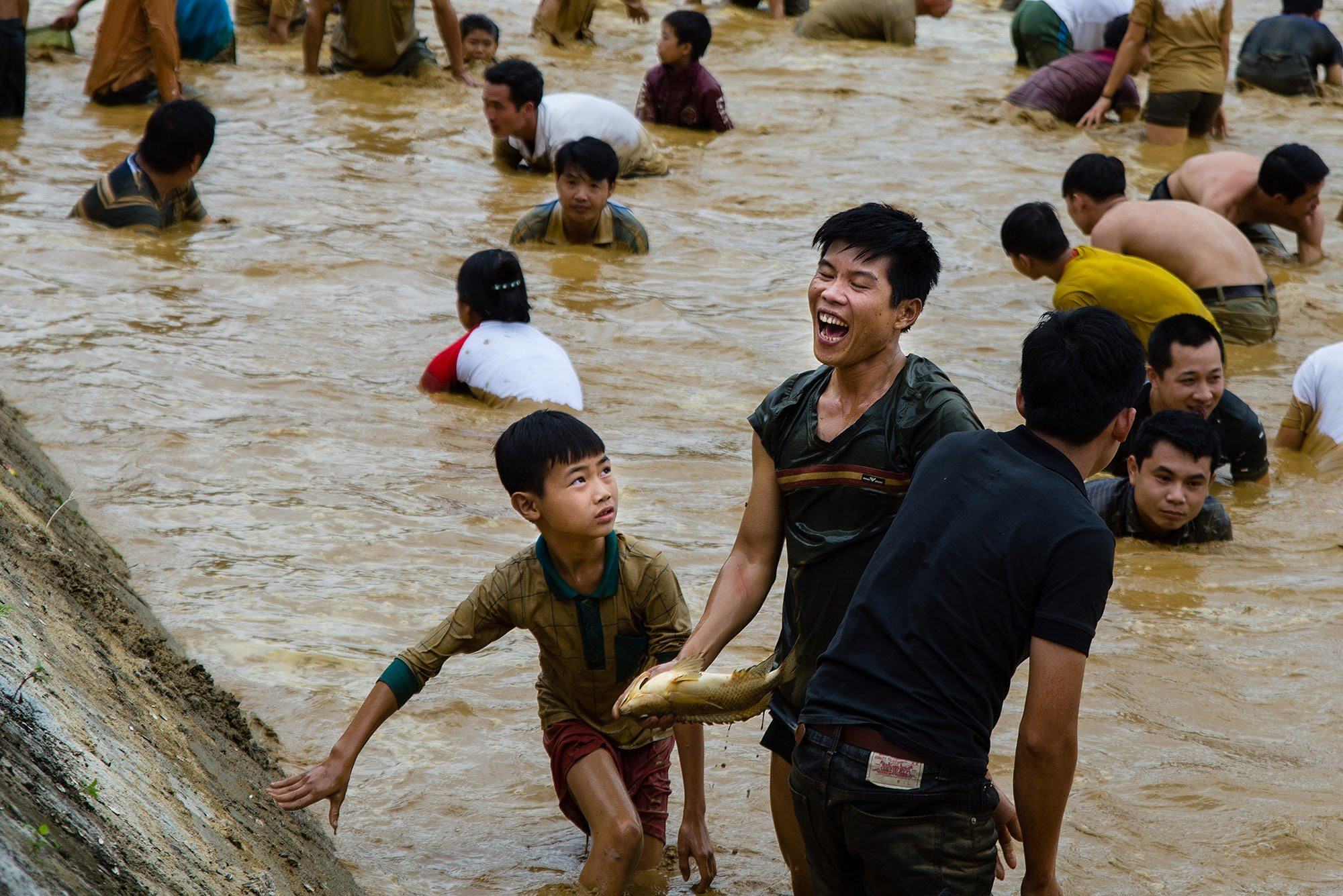 Hang tram nguoi xuong ao dam bun, chiu ret bat ca lay may