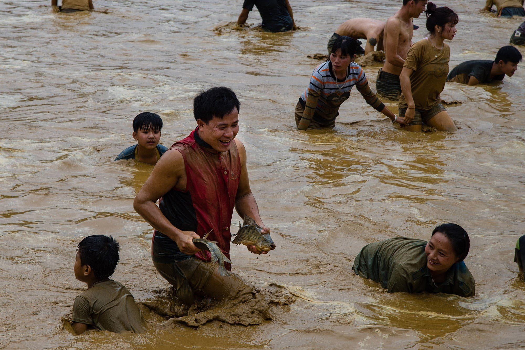 Hang tram nguoi xuong ao dam bun, chiu ret bat ca lay may