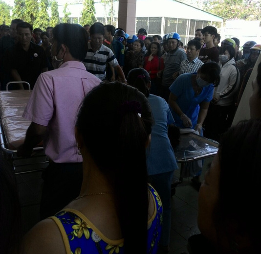 Giàn giáo chạy vào đường điện cao thế, 4 người thương vong - Ảnh 1.