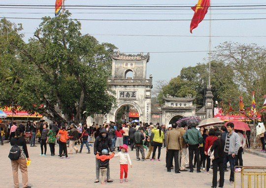 Thêm giám đốc điện lực đi lễ đền Trần giờ hành chính - Ảnh 2.