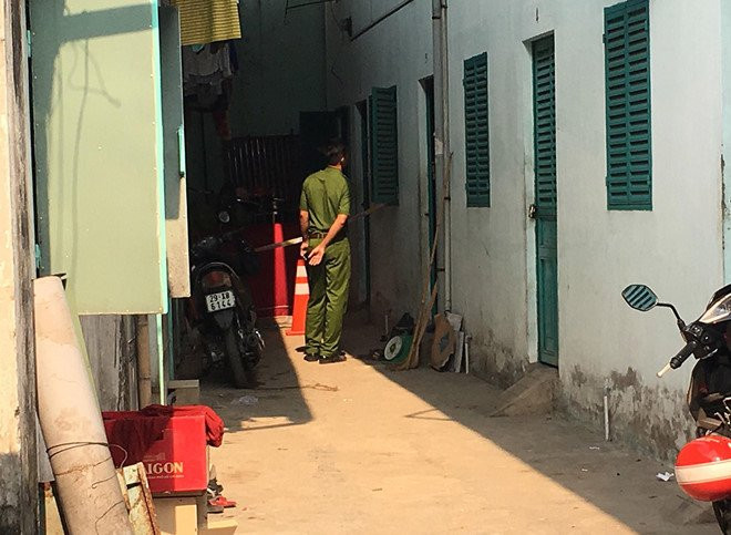 Cap vo chong boc chay trong phong tro khoa cua hinh anh 1