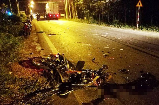 3 thanh nien tu vong, 2 nguoi nguy kich sau vu 3 xe may tong nhau hinh anh 1