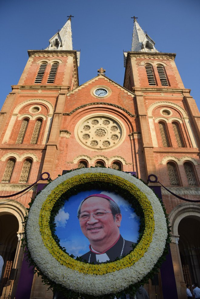 Hàng nghìn giáo dân viếng Tổng giám mục Phaolô Bùi Văn Đọc tại nhà thờ Đức Bà - Ảnh 1.