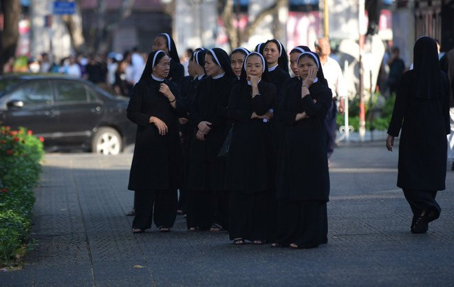 Hàng nghìn giáo dân viếng Tổng giám mục Phaolô Bùi Văn Đọc tại nhà thờ Đức Bà - Ảnh 2.