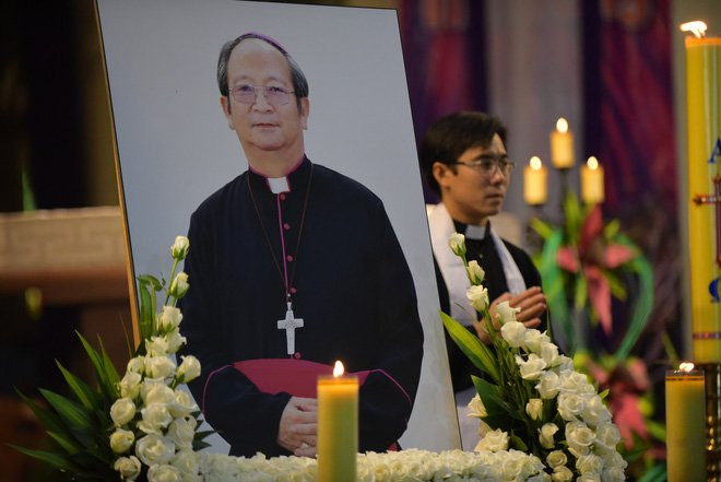 Hàng nghìn giáo dân viếng Tổng giám mục Phaolô Bùi Văn Đọc tại nhà thờ Đức Bà - Ảnh 3.