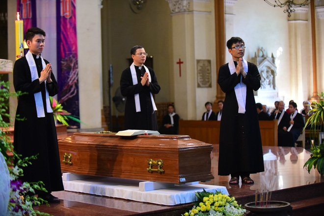 Hàng nghìn giáo dân viếng Tổng giám mục Phaolô Bùi Văn Đọc tại nhà thờ Đức Bà - Ảnh 4.