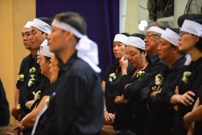 Hàng nghìn giáo dân viếng Tổng giám mục Phaolô Bùi Văn Đọc tại nhà thờ Đức Bà - Ảnh 5.