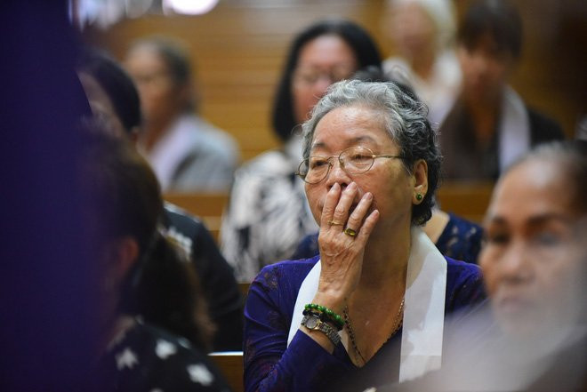 Hàng nghìn giáo dân viếng Tổng giám mục Phaolô Bùi Văn Đọc tại nhà thờ Đức Bà - Ảnh 6.