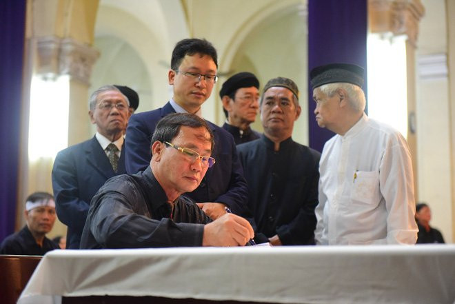 Hàng nghìn giáo dân viếng Tổng giám mục Phaolô Bùi Văn Đọc tại nhà thờ Đức Bà - Ảnh 7.