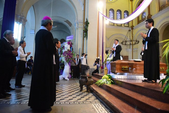 Hàng nghìn giáo dân viếng Tổng giám mục Phaolô Bùi Văn Đọc tại nhà thờ Đức Bà - Ảnh 8.